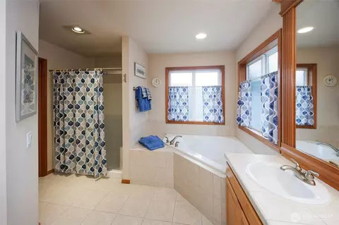 Bath - 17001 31st Dr SE, Bothell, WA 98012 photo 2 of 4