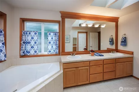 Bath - 17001 31st Dr SE, Bothell, WA 98012 photo 3 of 4