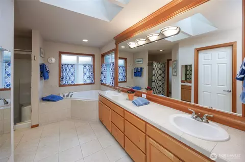 Bath - 17001 31st Dr SE, Bothell, WA 98012 photo 1 of 4