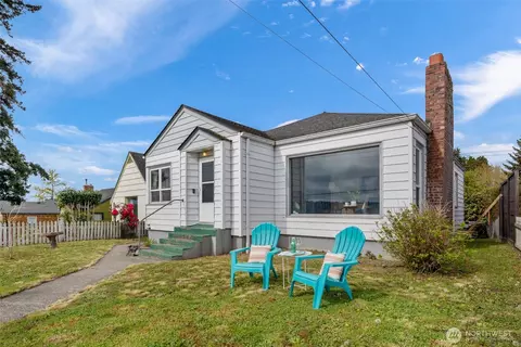 1137 Jacobsen Blvd, Bremerton, WA 98310