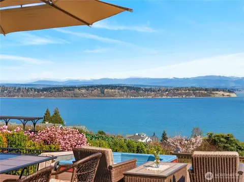 4621 Tanner View Dr, Clinton, WA 98236