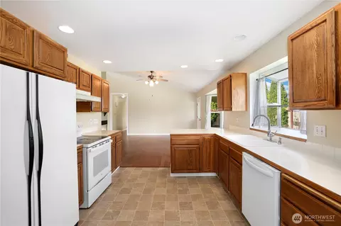 Kitchen - 2947 Edel Ave, Enumclaw, WA 98022 photo 2 of 2