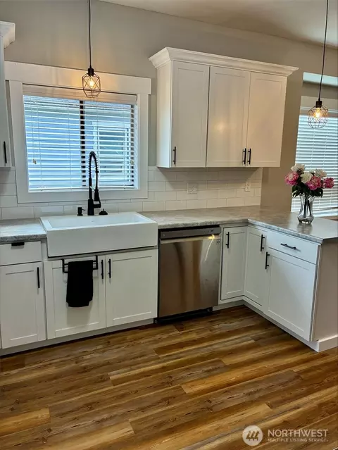 Kitchen - 310 Second St, Sumas, WA 98295 photo 3 of 5