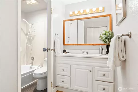 Bath - 820 Cady Rd #B101, Everett, WA 98203 photo 2 of 3