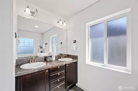 Bath - 31 157th Ln SE, Bothell, WA 98012 photo 3 of 5