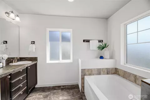 Bath - 31 157th Ln SE, Bothell, WA 98012 photo 2 of 5