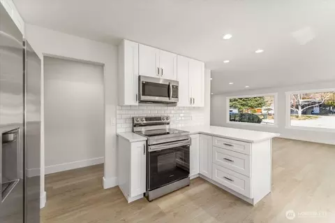 Kitchen - 916 E Johnson Ave, Chelan, WA 98816 photo 2 of 5