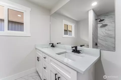 Bath - 916 E Johnson Ave, Chelan, WA 98816 photo 2 of 4