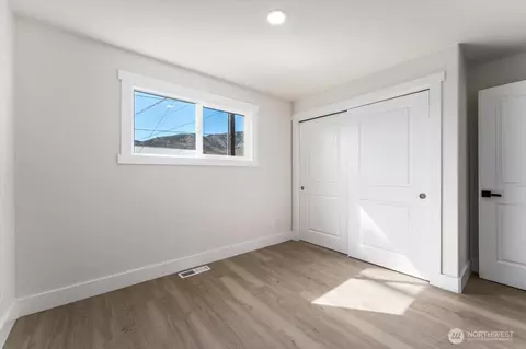 Bedroom - 916 E Johnson Ave, Chelan, WA 98816 photo 6 of 7
