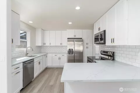 Kitchen - 916 E Johnson Ave, Chelan, WA 98816 photo 3 of 5