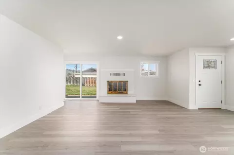 Living - 916 E Johnson Ave, Chelan, WA 98816 photo 2 of 6