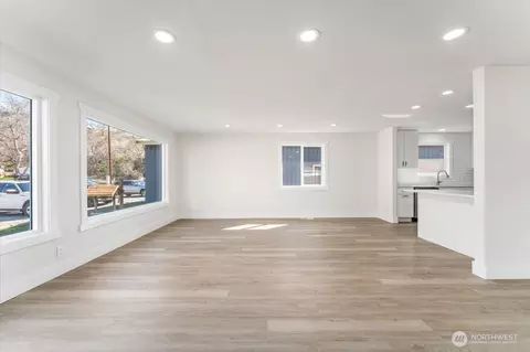Living - 916 E Johnson Ave, Chelan, WA 98816 photo 5 of 6