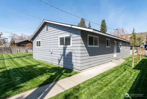 Exterior - 916 E Johnson Ave, Chelan, WA 98816 photo 4 of 4
