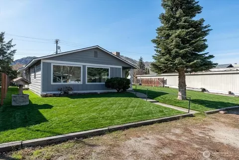 916 E Johnson Ave, Chelan, WA 98816