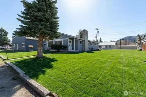 Exterior - 916 E Johnson Ave, Chelan, WA 98816 photo 2 of 4