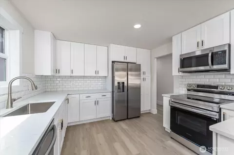 Kitchen - 916 E Johnson Ave, Chelan, WA 98816 photo 1 of 5