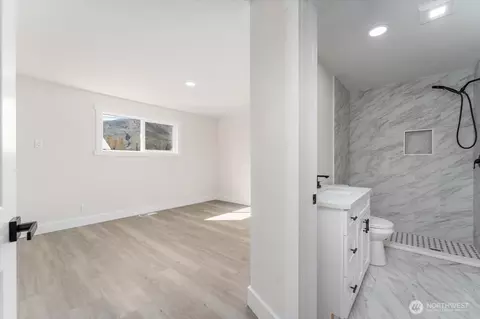 Bedroom - 916 E Johnson Ave, Chelan, WA 98816 photo 1 of 7