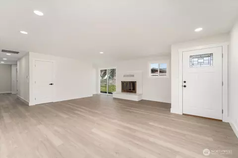 Living - 916 E Johnson Ave, Chelan, WA 98816 photo 1 of 6