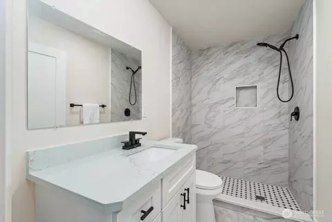 Bath - 916 E Johnson Ave, Chelan, WA 98816 photo 1 of 4