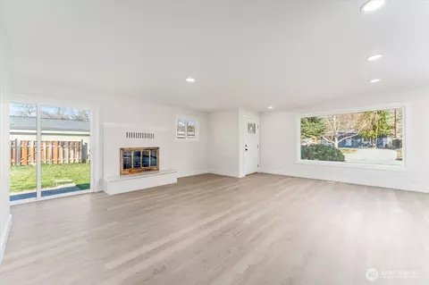 Living - 916 E Johnson Ave, Chelan, WA 98816 photo 3 of 6