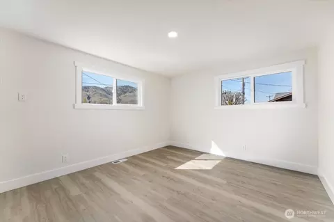 Bedroom - 916 E Johnson Ave, Chelan, WA 98816 photo 2 of 7