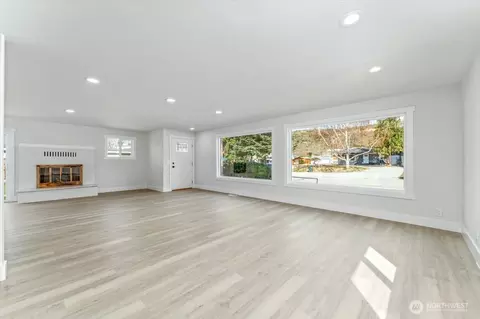 Living - 916 E Johnson Ave, Chelan, WA 98816 photo 6 of 6