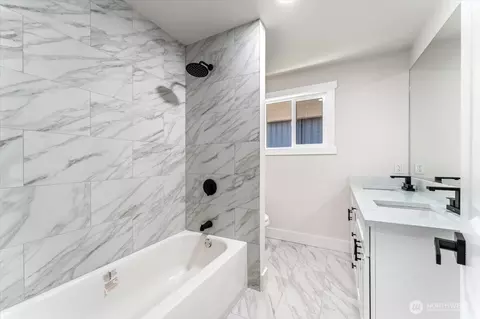 Bath - 916 E Johnson Ave, Chelan, WA 98816 photo 3 of 4