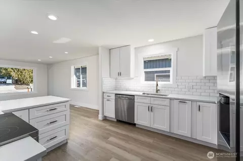 Kitchen - 916 E Johnson Ave, Chelan, WA 98816 photo 4 of 5