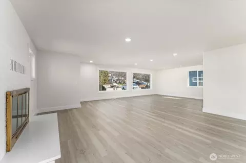 Living - 916 E Johnson Ave, Chelan, WA 98816 photo 4 of 6