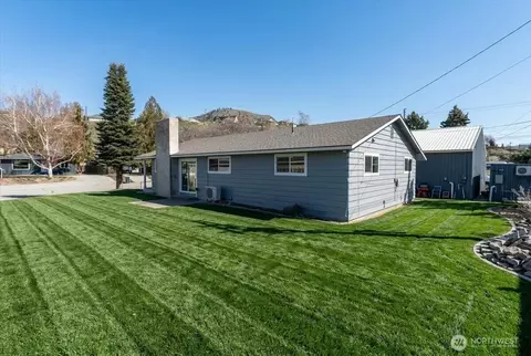 Exterior - 916 E Johnson Ave, Chelan, WA 98816 photo 3 of 4