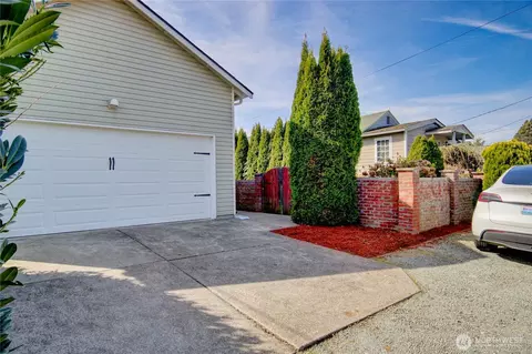 1320 E Fairhaven Ave, Burlington, WA 98233