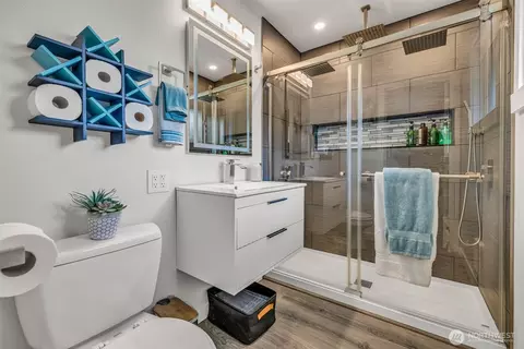 Bath - 616 212th St SW, Bothell, WA 98021 photo 1 of 3