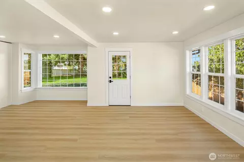 Living - 208 78th Pl SW, Everett, WA 98203 photo 2 of 2