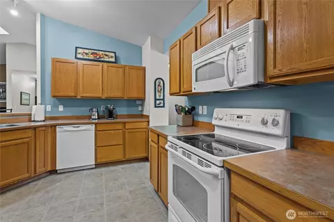 Kitchen - 21701 31st Ave E, Spanaway, WA 98387 photo 3 of 4