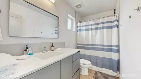 Bath - 442 13th Ave, Seattle, WA 98122 photo 2 of 3