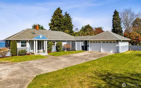 8424 E Side Dr NE, Tacoma, WA 98422