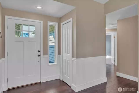 Entry Way - 607 Bathke Ave, Enumclaw, WA 98022 photo 2 of 3