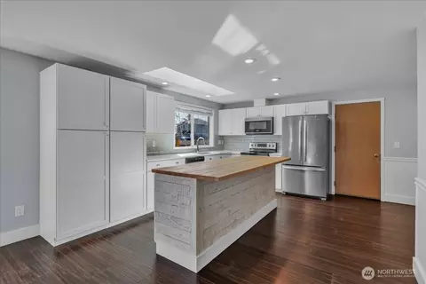 Kitchen - 607 Bathke Ave, Enumclaw, WA 98022 photo 3 of 3