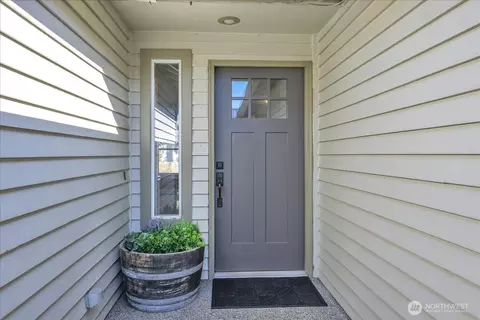Entry Way - 607 Bathke Ave, Enumclaw, WA 98022 photo 1 of 3