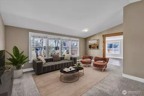 Living - 607 Bathke Ave, Enumclaw, WA 98022 photo 3 of 5