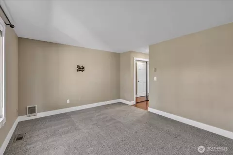 Living - 607 Bathke Ave, Enumclaw, WA 98022 photo 5 of 5