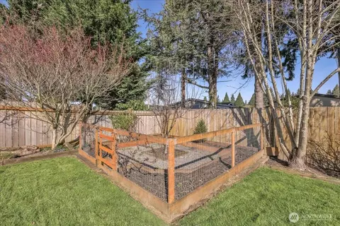 Exterior - 607 Bathke Ave, Enumclaw, WA 98022 photo 9 of 11