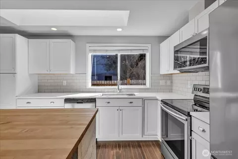 Kitchen - 607 Bathke Ave, Enumclaw, WA 98022 photo 2 of 3