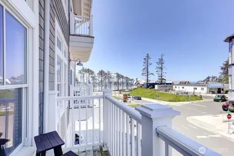 204 Market St #B, Pacific Beach, WA 98571