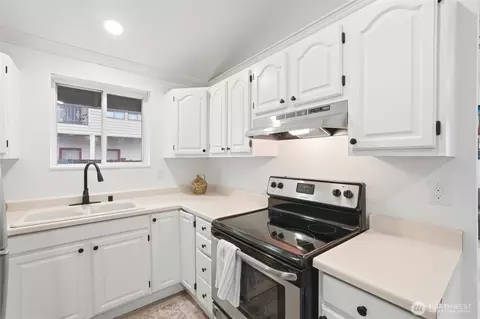 Kitchen - 5302 Wetmore Ave, Everett, WA 98203 photo 4 of 4