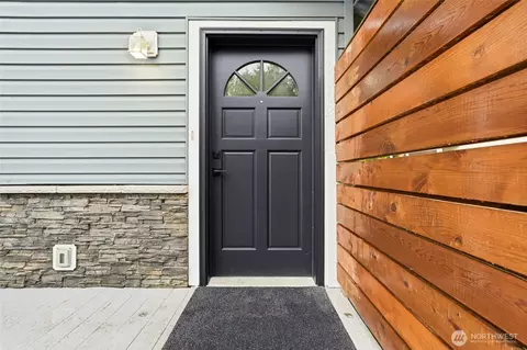 Entry Way - 5302 Wetmore Ave, Everett, WA 98203 photo 1 of 2
