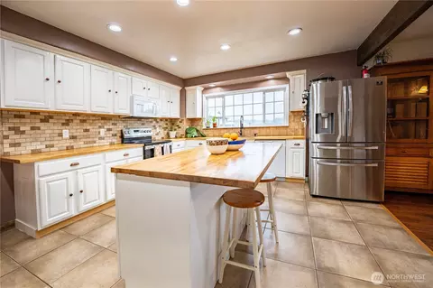 Kitchen - 3363 Wa 508, Onalaska, WA 98570 photo 2 of 3