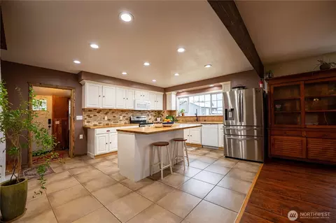Kitchen - 3363 Wa 508, Onalaska, WA 98570 photo 1 of 3