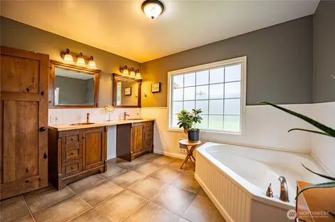 Bath - 3363 Wa 508, Onalaska, WA 98570 photo 2 of 5