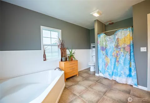 Bath - 3363 Wa 508, Onalaska, WA 98570 photo 3 of 5